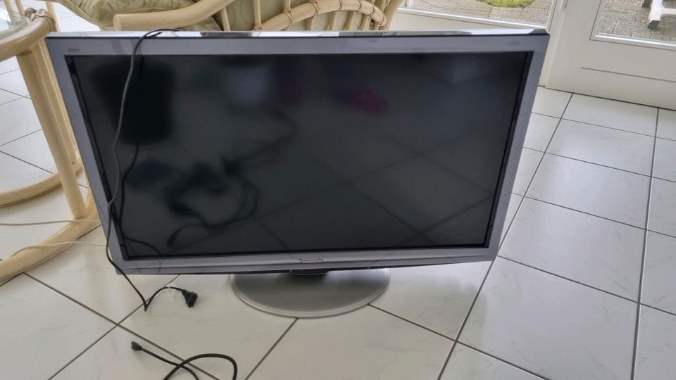 Panasonic LCD Fernseher inkl. Receiver mit Fernbedienung + Kabel in Hückelhoven