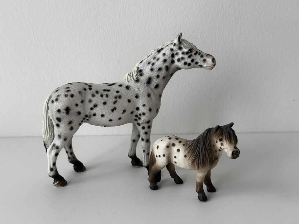 Schleich® Schimmel Stute mit Fohlen in Rellingen