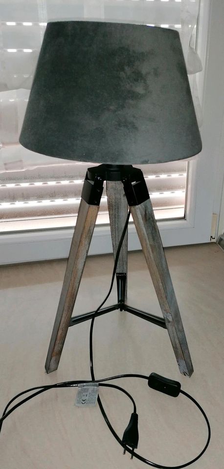 Kleine Dreibein-Stehlampe in Bocholt