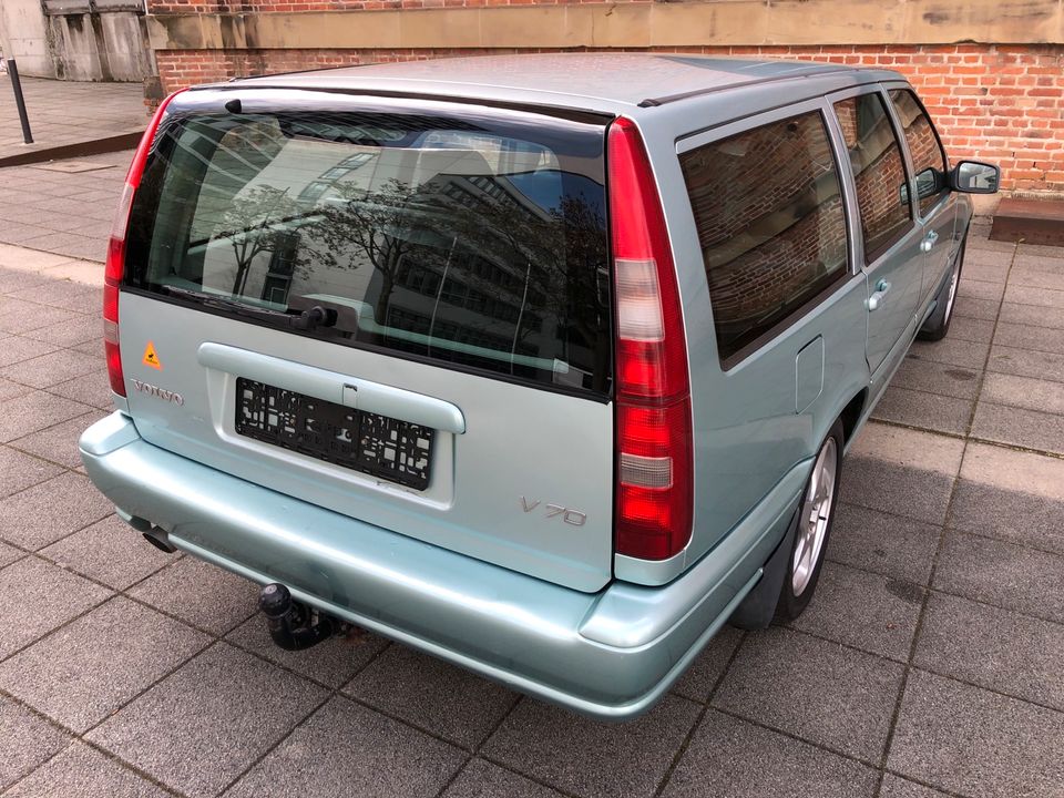 AUTOCATWALK Schöner Volvo V70 Frostgreen in Herrenberg