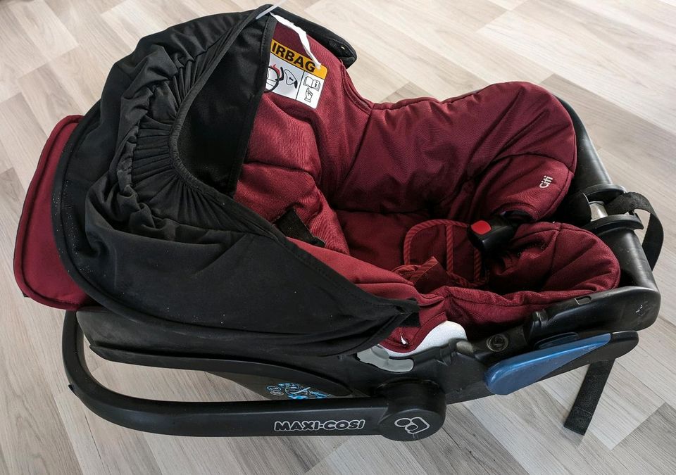 Maxi Cosi Citi rot mit schwarzem Sonnenschutz in Niederzier