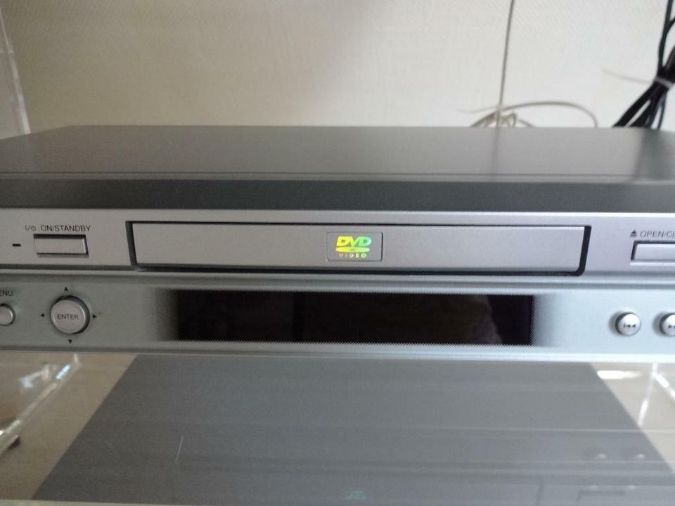 TOSHIBA-DVD-PLAYER IN SILBER, EXCLUSIVE OPTIK, NEUWERTIG!!! in Düsseldorf