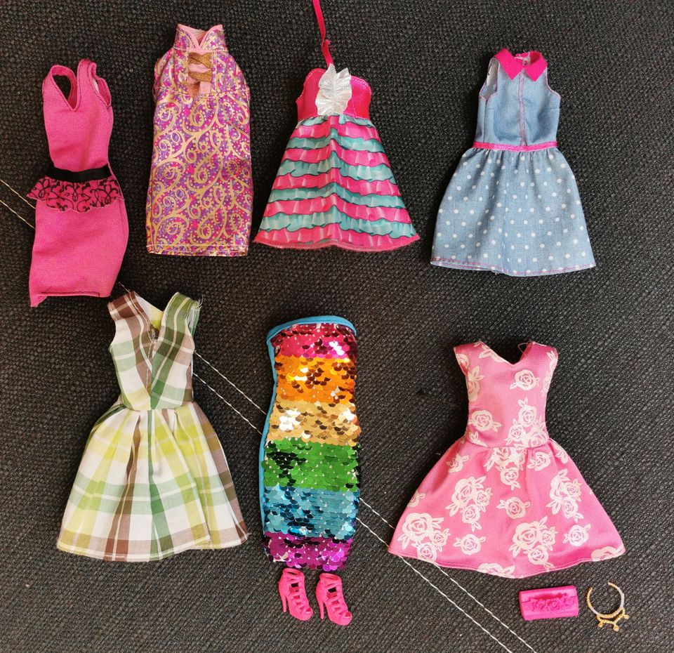 Barbie Kleider Set, 7 kurze Kleider für Mattel Barbie Puppe in Radebeul