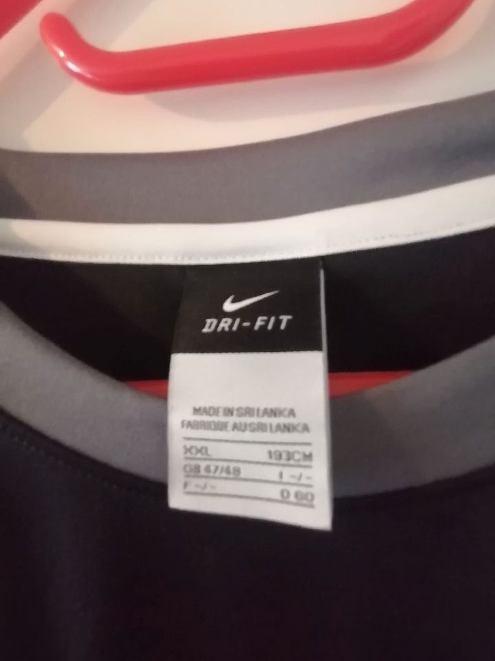 Nike Sport t shirt xxl fällt auch so aus in Worms