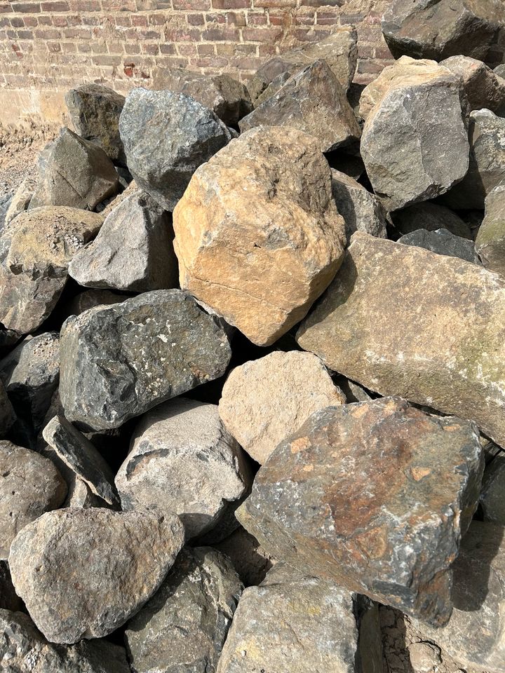 Basaltsteine, 25 bis 45 cm Durchmesser, je nach Größe 3 bis 6 € in Kleve