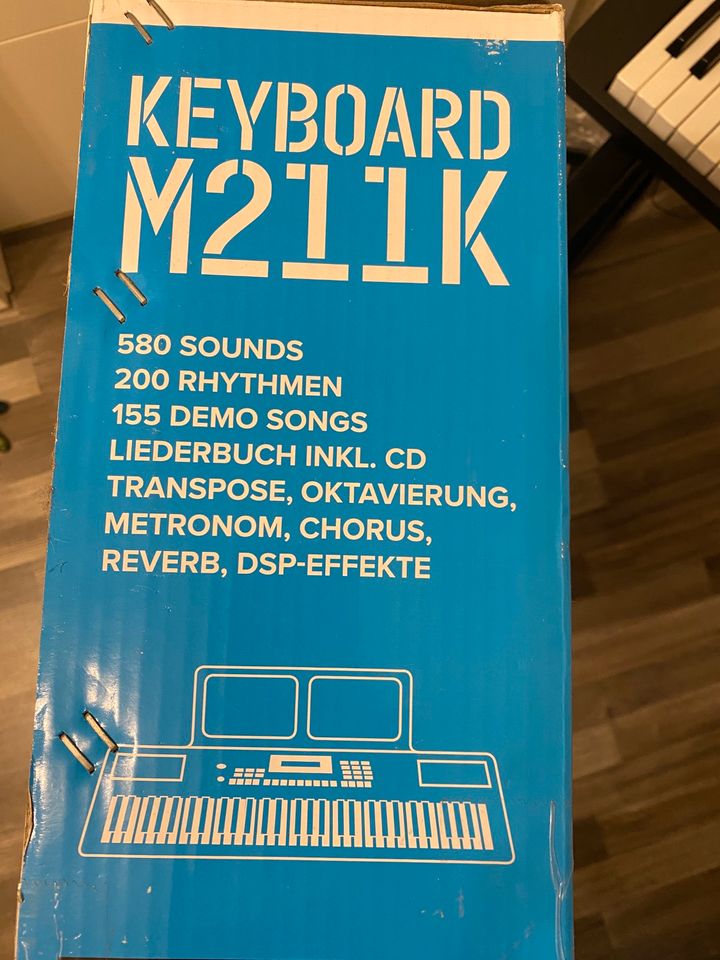 C. Giant Keyboard M211K und Ständer der Marke Neewer in Wolfenbüttel