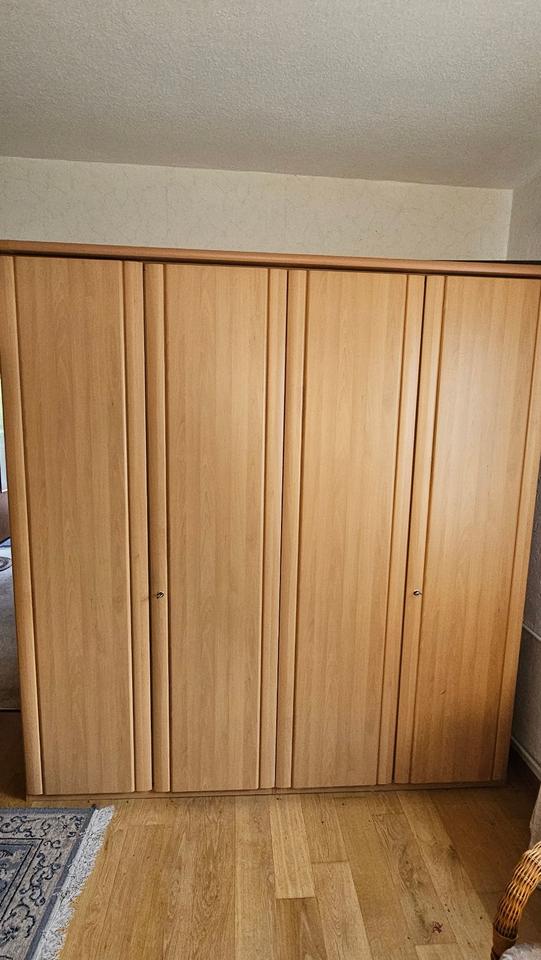 Schlafzimmer, Schrank, elektrisch verstellbares Lattenrost; in Aurich