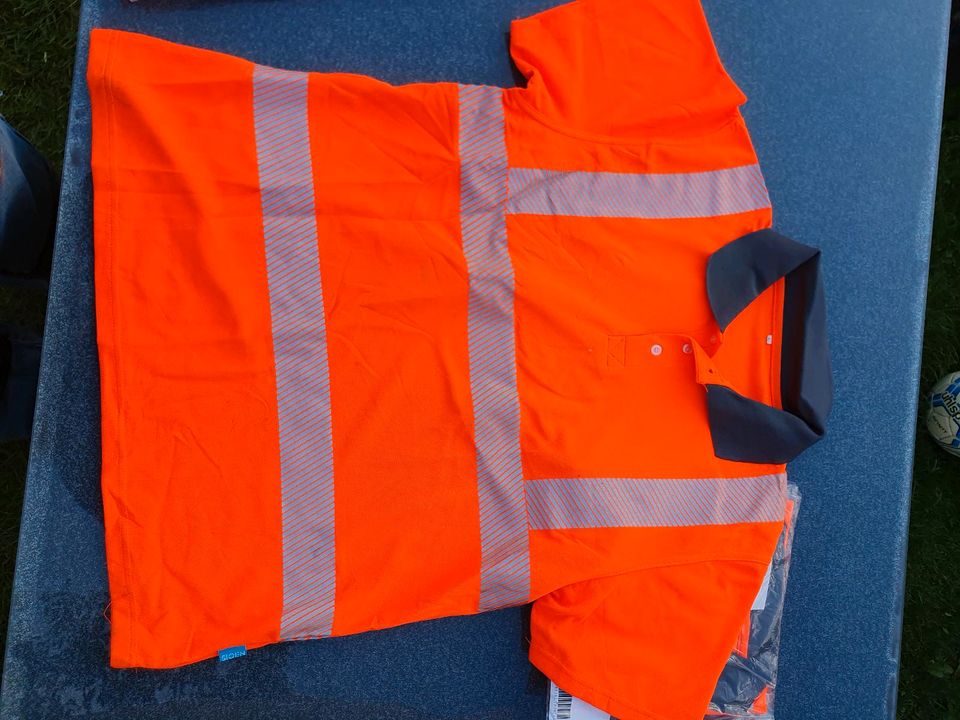 Sicherheits Kleidung Hosen Poloshirts Regenhose in Aachen