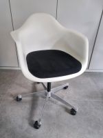 2 x VITRA Eames Plastic Armchairn PACC mit Polster Drehgestell Baden-Württemberg - Baden-Baden Vorschau