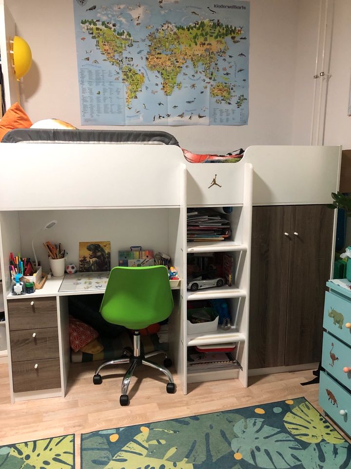 Modernes Hochbett mit Schreibtisch & Kleiderschrank in Berlin