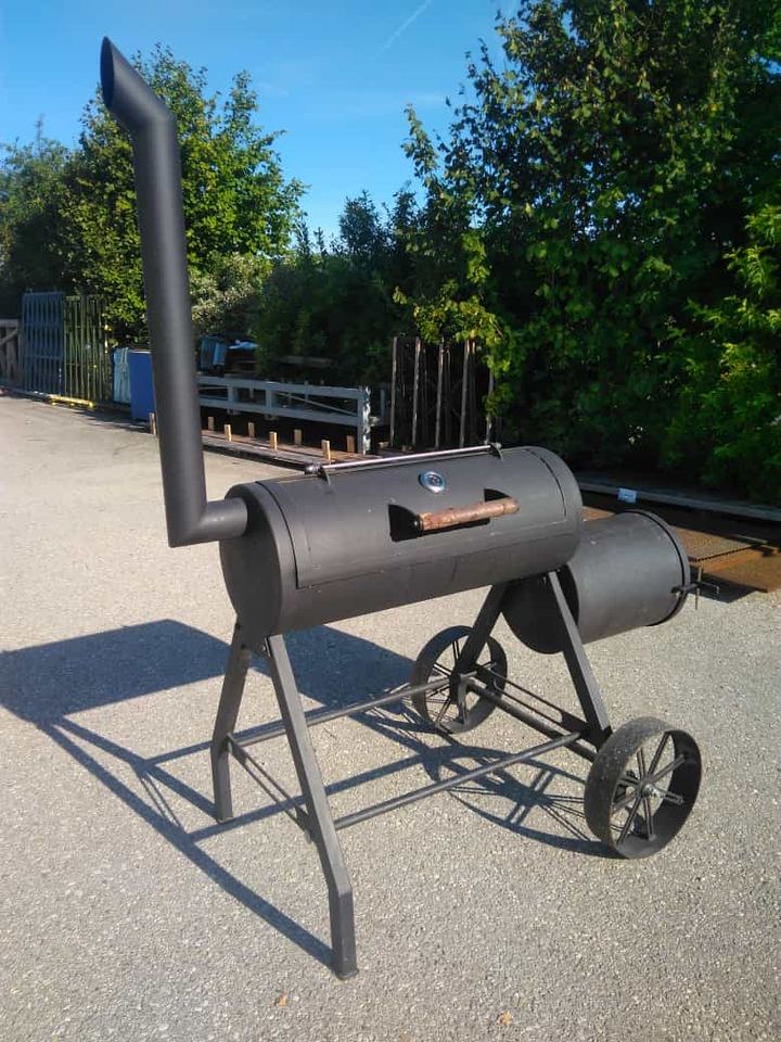 Smoker / Grill / Räucherofen in Alling