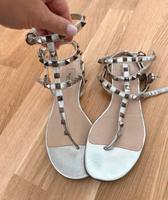 Valentino Garavani „Rockstud“ Sandalen aus laminiertem Nappaleder Kr. München - Unterhaching Vorschau