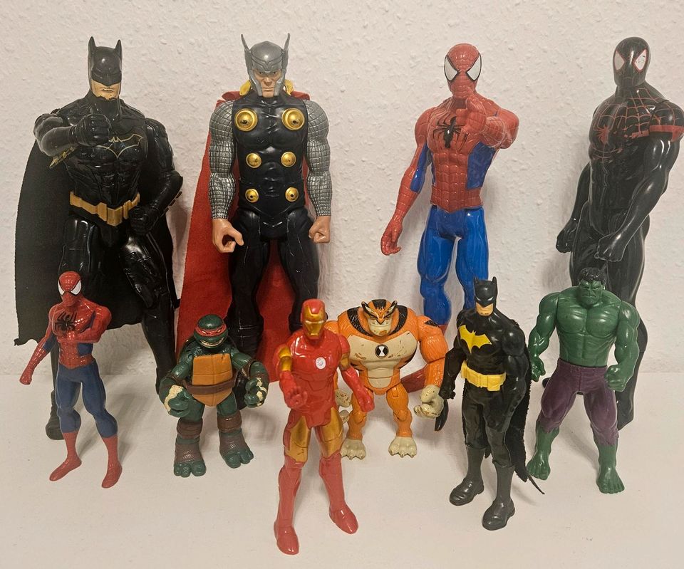 Action Figuren 4x30cm 6x15 cm Batman Spiderman Thor Venom Hulk in Duisburg