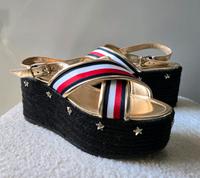 Tommy Hilfiger Plateau Sandalen Kork Keil Absatz NEU 36 37 Gold Niedersachsen - Wolfenbüttel Vorschau