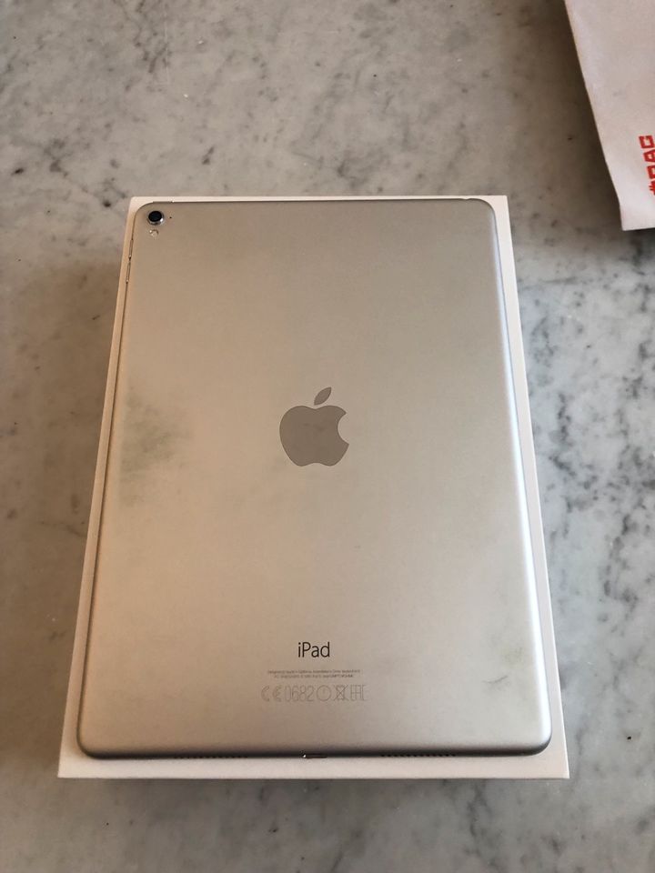 Apple iPad weiß umkarton 2017 128GB in Frankfurt am Main