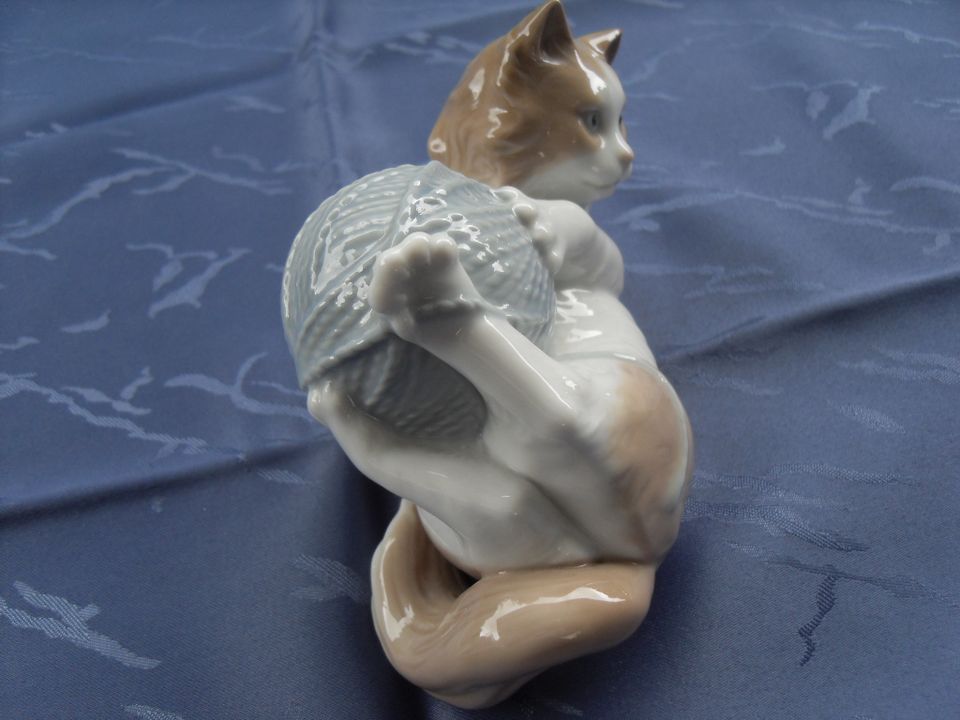 Nao by Lladro Porzellanfigur spielende Katze mit Wollknäuel in Essen