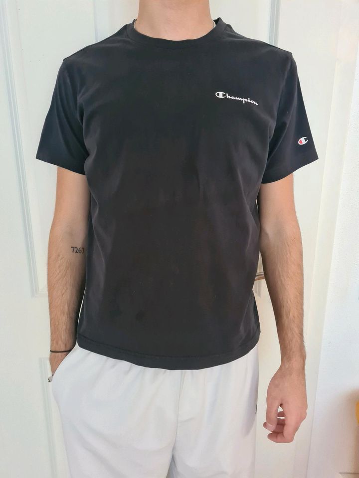 Champion T-Shirt, schwarz, Shirt  in gutem Zustand Gr. M in Göppingen