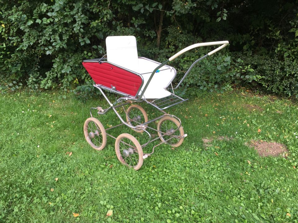 Kinderwagen Sportkinderwagen 70er Jahre rot antik nostalgisch in Hann. Münden