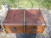 Antiker großer Überseekoffer mit Holzleisten Brandenburg - Finsterwalde Vorschau