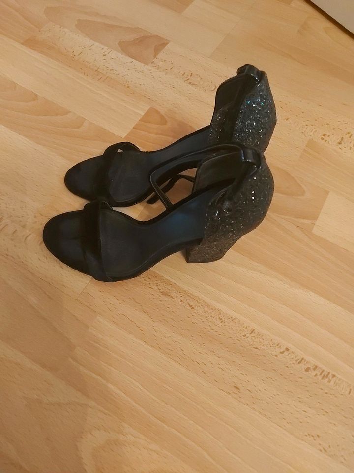 Schuhe von Guess in Stuttgart