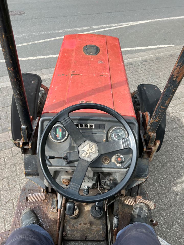 Massey Ferguson 174 - S Schmalspur Obstbau Traktor Schlepper in Marl