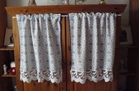 2 Shabby Scheibengardinen weiß blau mit Plauener Spitze Hessen - Battenberg Vorschau