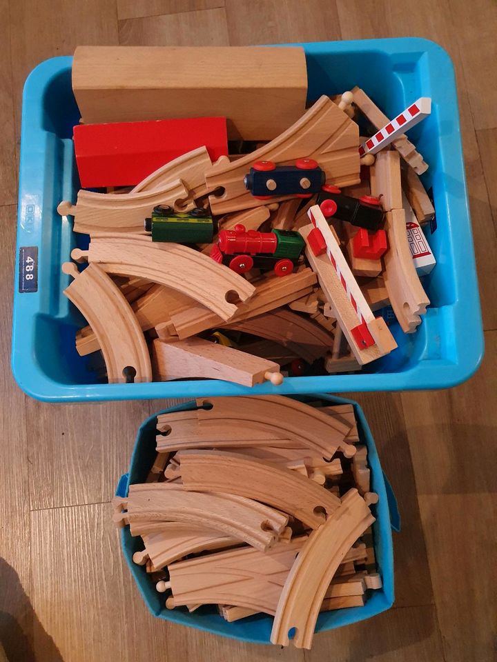 Verschiedenes aus dem Kinderzimmer, Spielzeug, Baukran, Eisenbahn in Breitenworbis