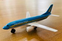 Flugzeug International Airlines / Spielzeug (10 cm) Nordrhein-Westfalen - Voerde (Niederrhein) Vorschau