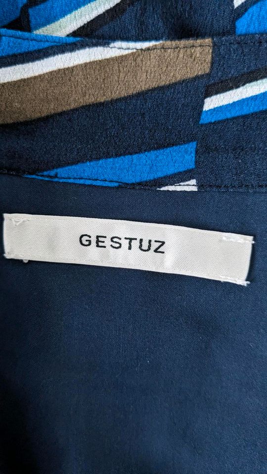 Gestuz dänisch Maxikleid Kleid grafisches Muster blau 38 in Jevenstedt