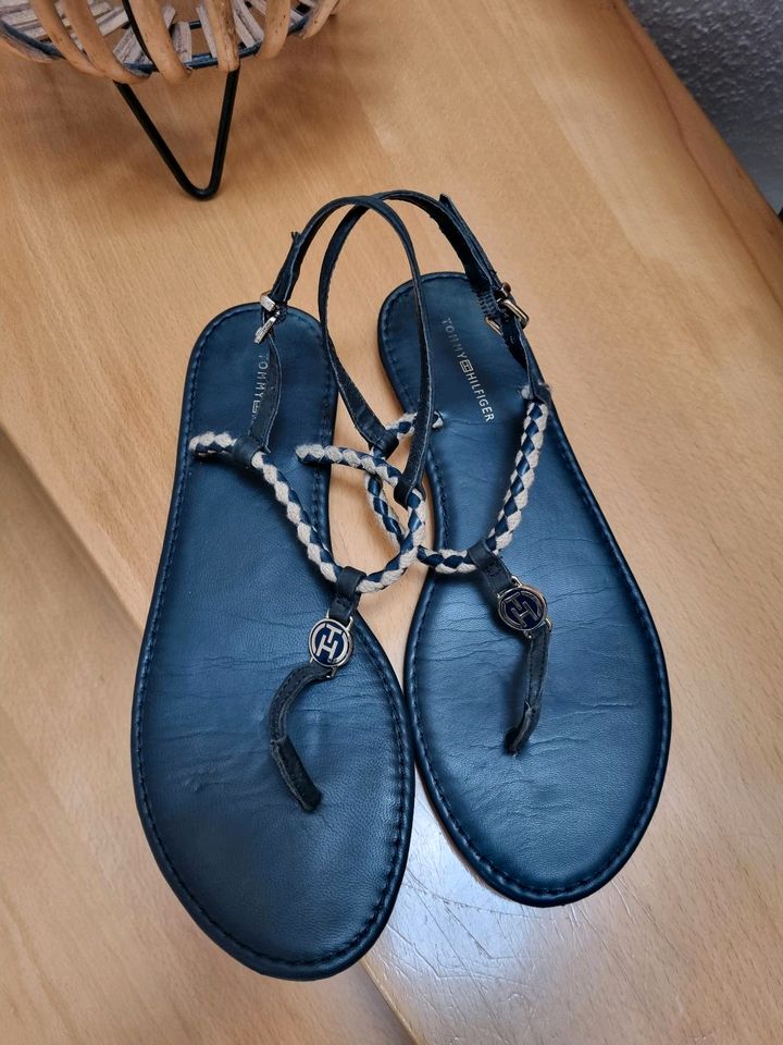 Tommy Hilfiger Zehentrenner Sandalen Neuwertig Gr.40 blau in Gescher