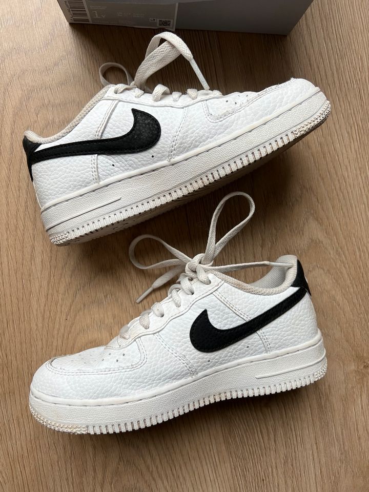 Kinder Nike Air Force 1 Sneaker in Gr. 32 in Wedel