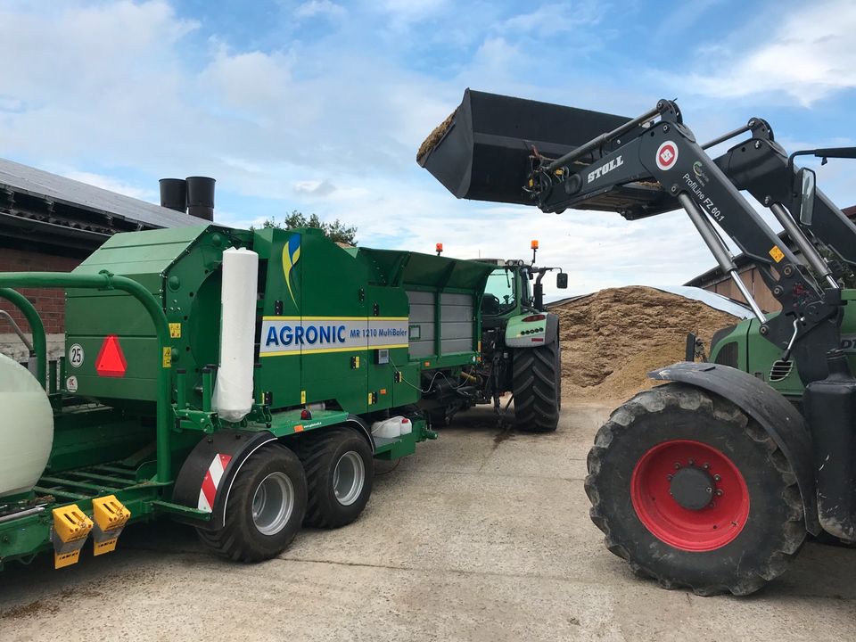 Pressen und wickeln von Maisballen, Maissilageballen,Maissilo in Laer