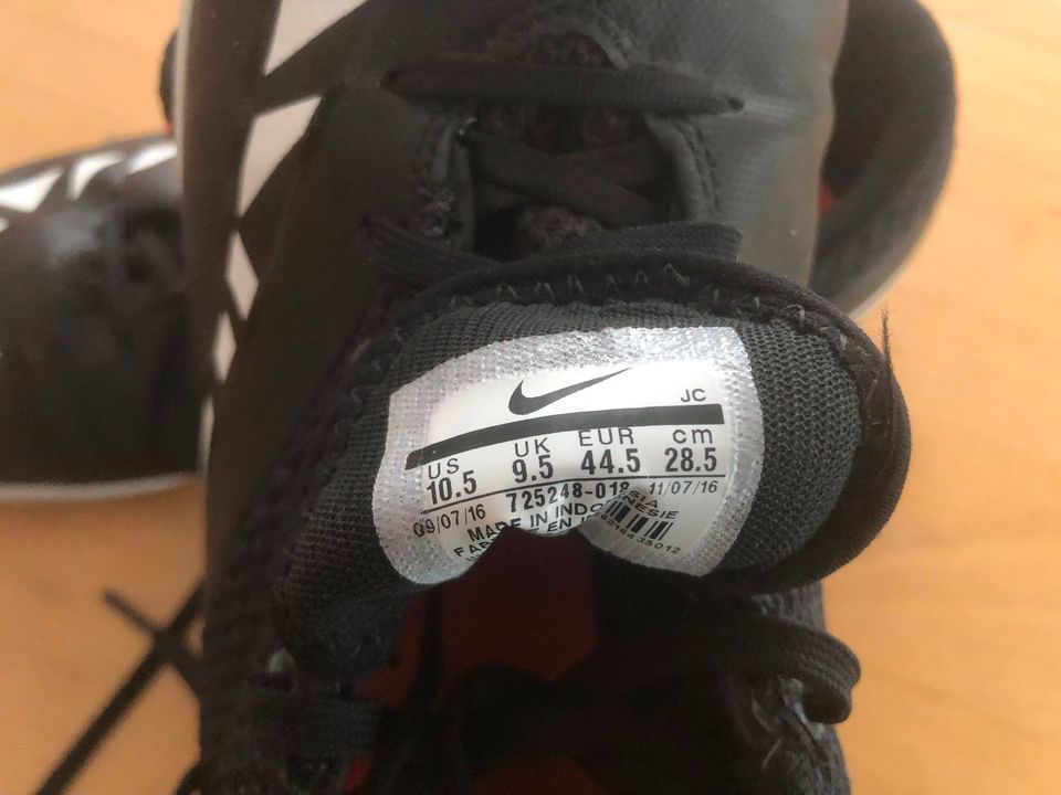 Nike Sportschuh/Fussball/Hallensport Gr. 9,5//44,5 schwarz/weiß in Sonnenbühl