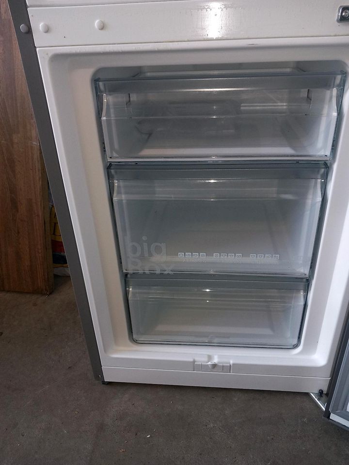 Hallo große silberne Kühlschrank mit Gefrierfach zum verkaufen in Mülheim (Ruhr)