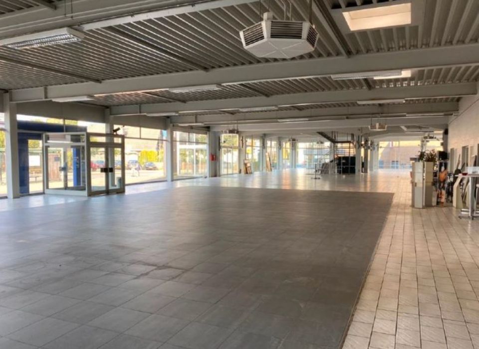 Autohaus Büros showroom Hamburg 1430 qm Nutzfläche in Wedel