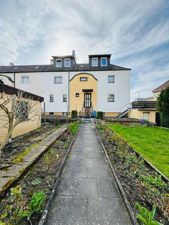 Zum Verkauf steht eine geräumige und gut gepflegte Doppelhaushälfte im beliebten Ulmer Stadtteil in Ulm