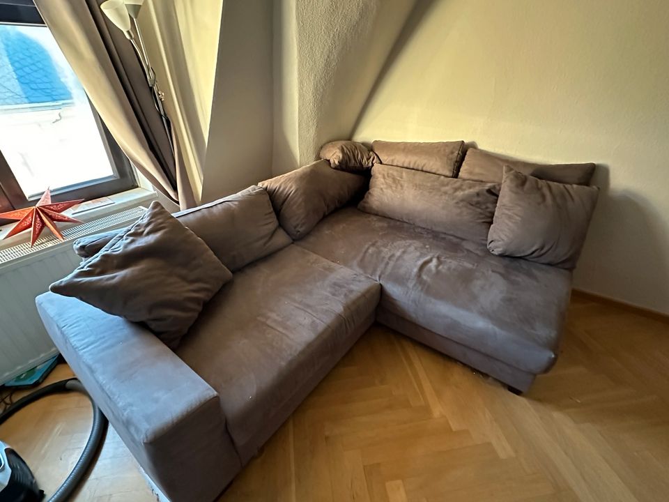 Ecksofa mit sieben Kissen / Couch in Dresden