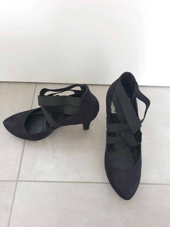 Elegante schwarze Pumps mit überkreuzten Gummibändern in Hildesheim