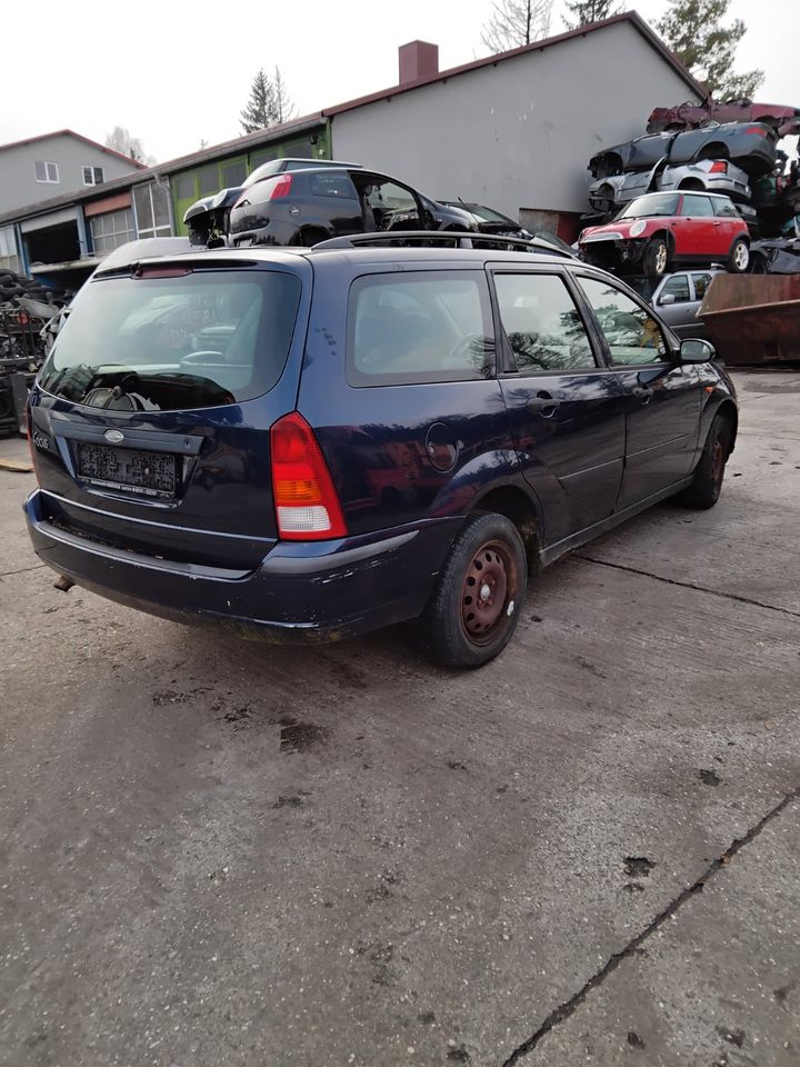 Schlachtfest Ersatzteile Ford Focus Kombi blau 2002 1,8 Liter in Schwabmünchen