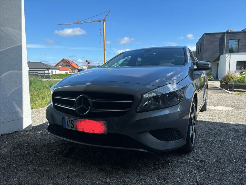 Mercedes Benz A180 Blue Effizency 122PS Benzin + AMG Felgen in Geisingen