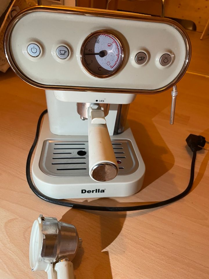 Derlla Kaffeemaschine mit verschiedenen Aufsätzen in München