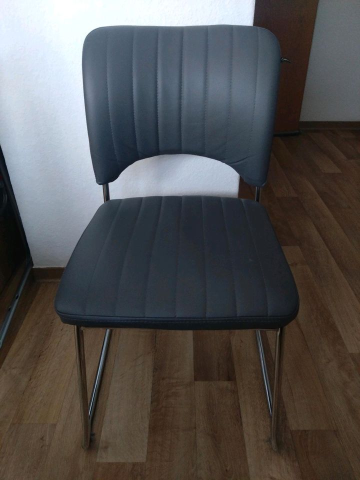 2 Graue Stühle in Sassnitz