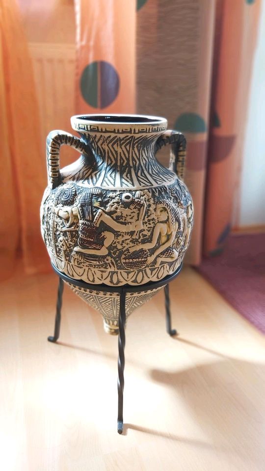 Boden Vase Krug mit Eisenständer in Emmerting