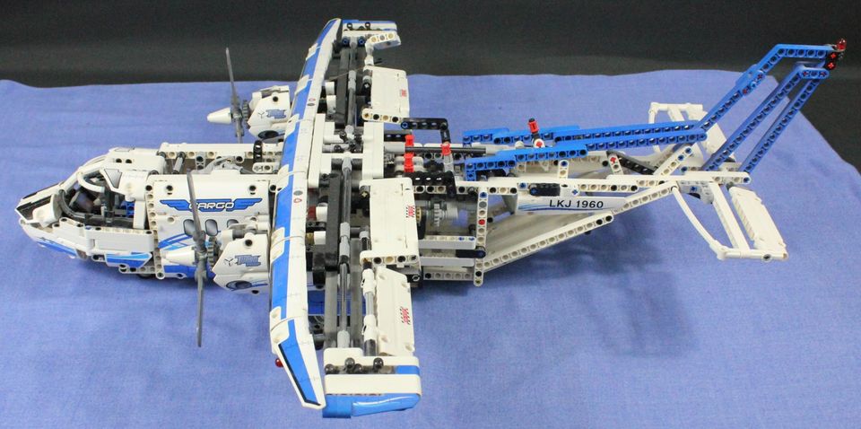 Lego Technik Frachtflugzeug 42025, gebraucht in Veitsbronn