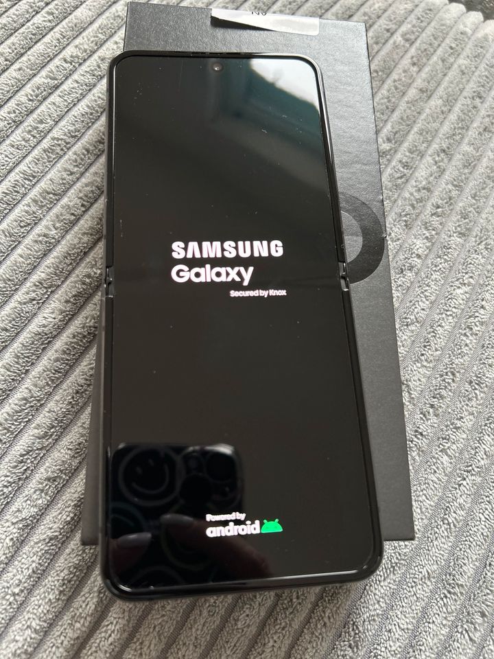 Samsung Galaxy Z Flip 4 schwarz 128GB in Andernach