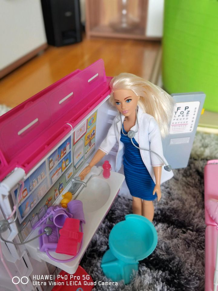 Barbie Krankenwagen mit 2 Barbie's und Zubehör in Niepars