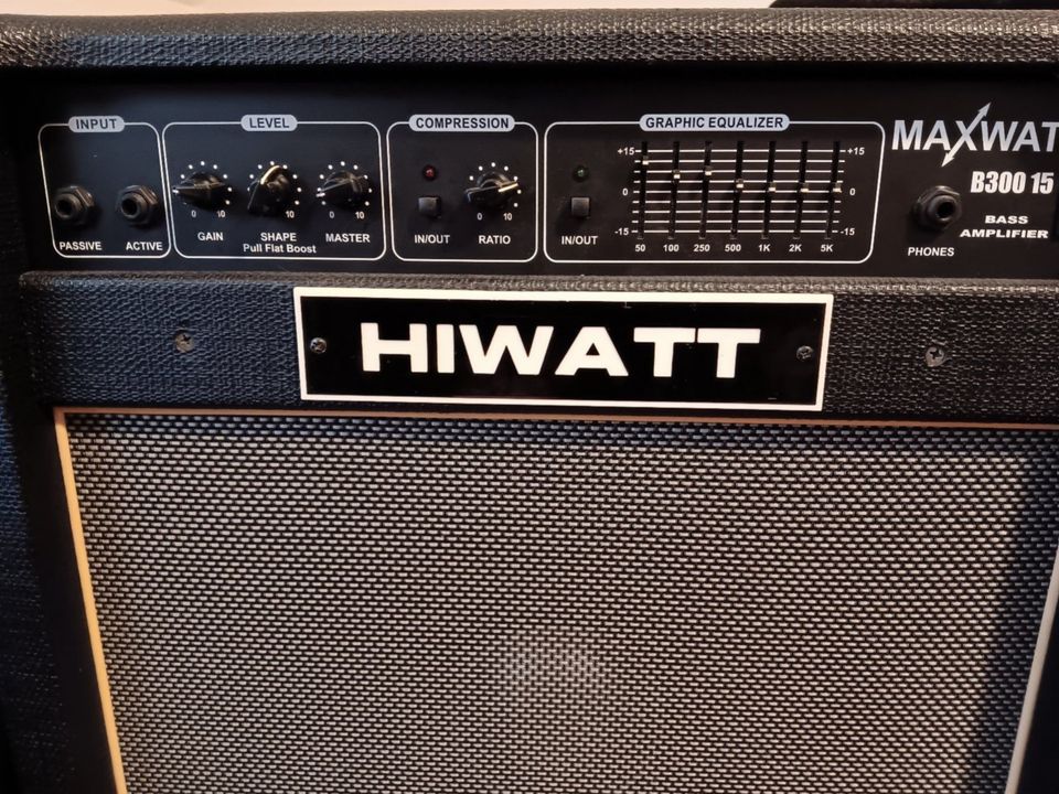 Hiwatt  Maxwatt   300 Watt Bassverstärker in Regensburg