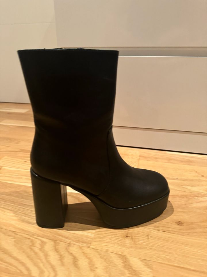 Neue Plateau Absatz Stiefel in schwarz in Fürth