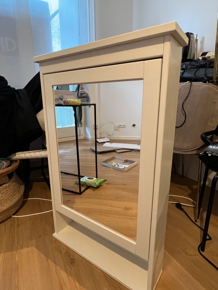 Ikea badezimmerspiegelschrank weiß holz in Hamburg
