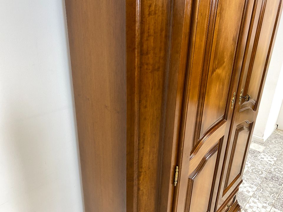 WMK Hochwertiger und sehr gut erhaltener Vintage Kleiderschrank im antiken Stil mit Schubladen und schönen Messingbeschlägen # Schrank Bauernschrank Dielenschrank Wardrobe Bodenseeschrank Garderobe in Berlin